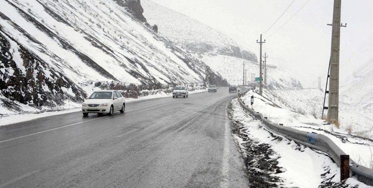 برف و باران در جاده‌های ۱۱ استان و انسداد ۲۱ جاده کشور