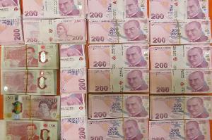 توقیف بیش از ۳۷ میلیارد ریال ارز و کالای قاچاق توسط پلیس فرودگاه حضرت امام خمینی (ره)