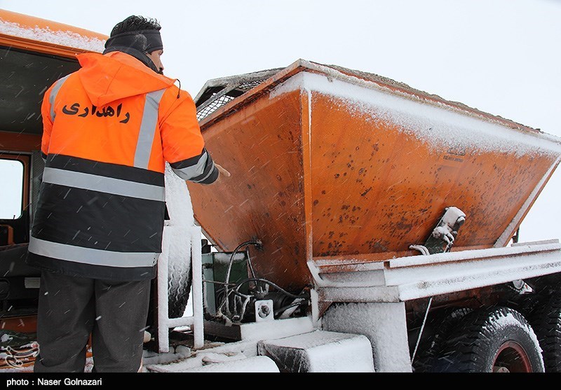 انجام ۱۶۰ تن شن و نمک پاشی در جاده‌های کوهستانی ایلام