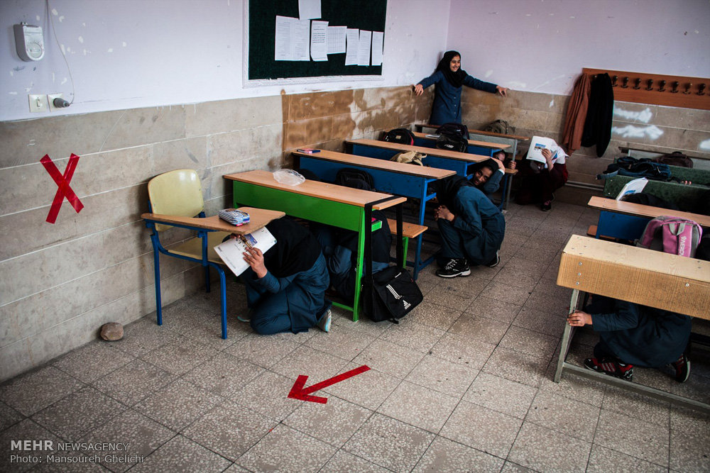 برگزاری مانور ایمنی در برابر زلزله در مدارس مهریز