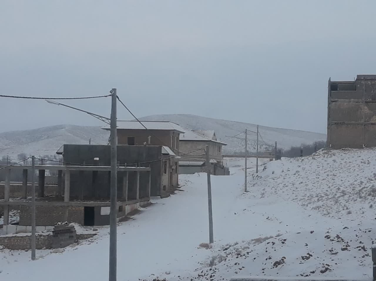 روستای بام و خرق فاروج سفید پوش شد