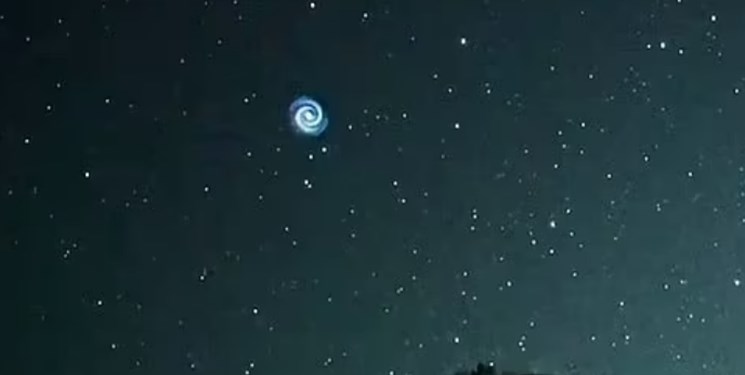 ظهور پدیده مارپیچ آبی رنگ در آسمان هاوایی+فیلم