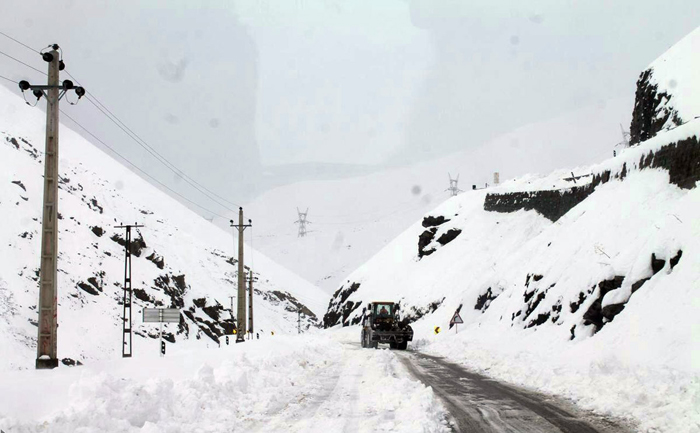 ریزش بهمن جاده اندیکا-شهرکرد را مسدود کرد ریزش بهمن جاده اندیکا-شهرکرد را مسدود کرد