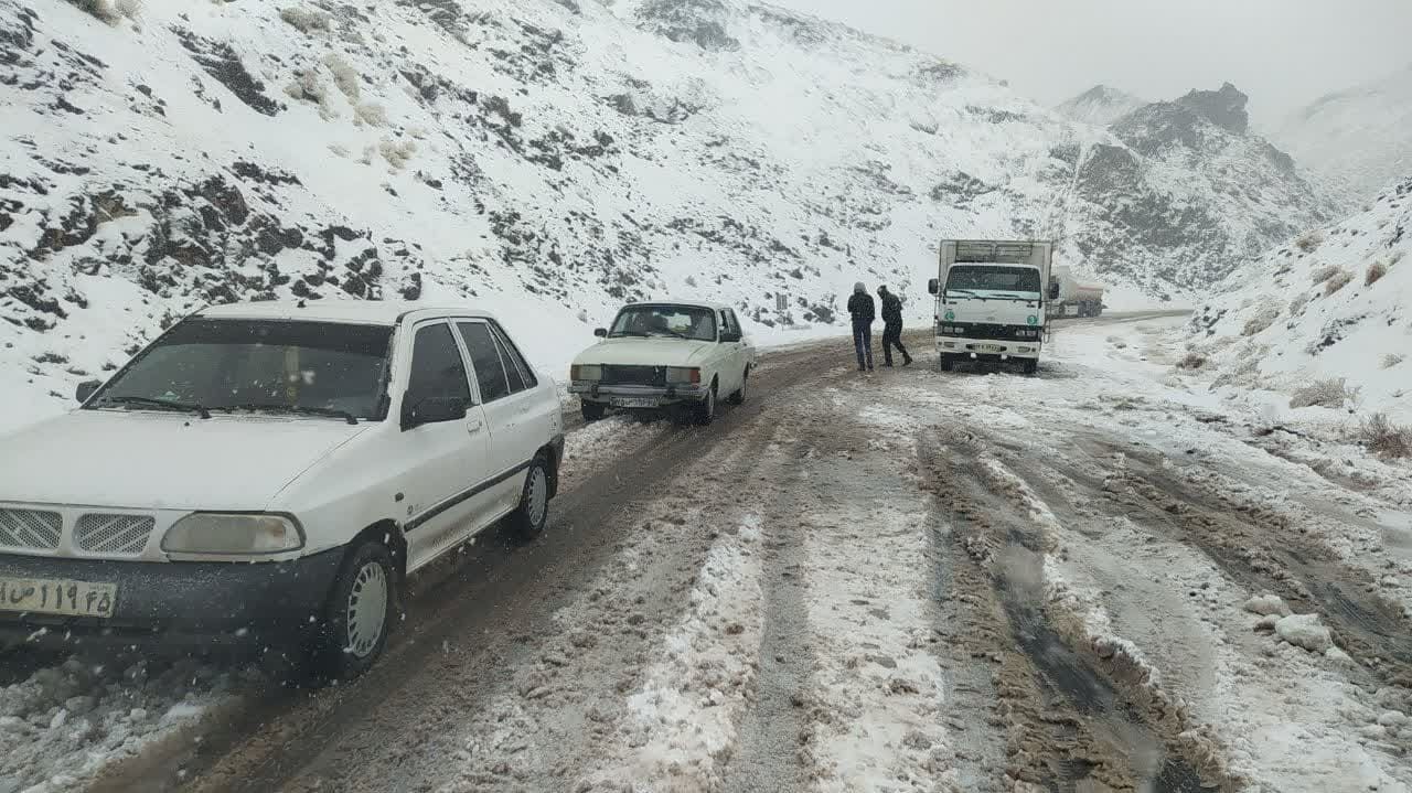 بارش برف و باران در جاده‌های ۱۵ استان