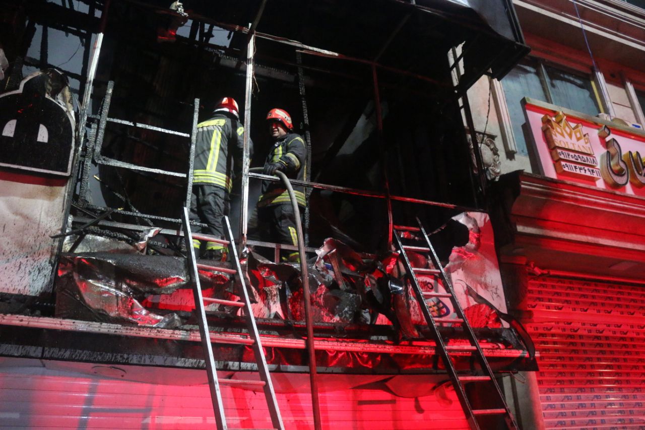 مهار آتش سوزی یک هایپرمارکت در رشت
