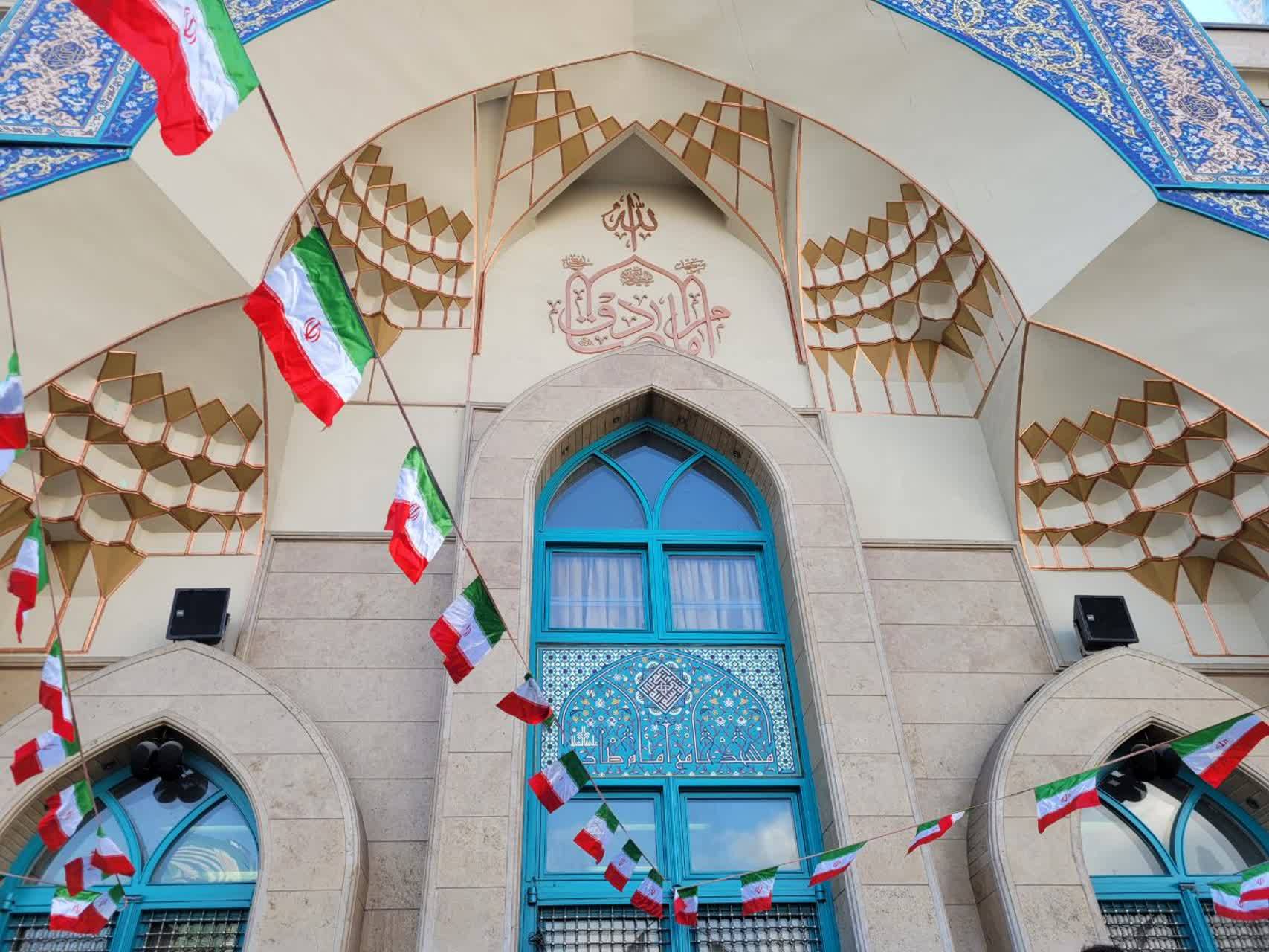 راهپیمایان نمازگزار پشت درب مسجد ماندند!