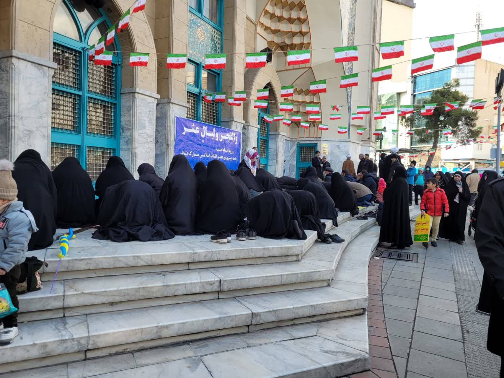 راهپیمایان نمازگزار پشت درب مسجد ماندند!