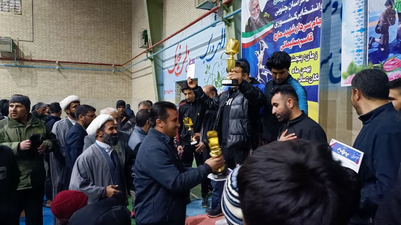 قاین قهرمان مسابقات کشتی آزاد جوانان  خراسان جنوبی