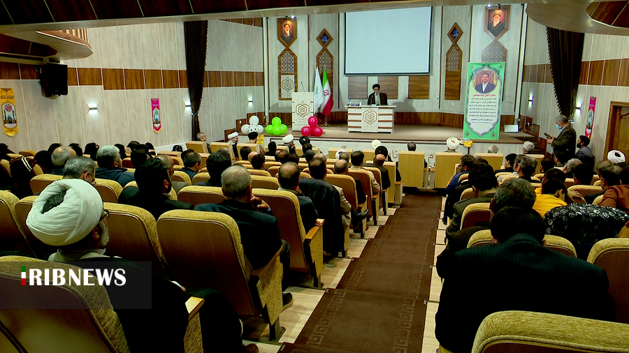 تجلیل از برترین حافظ کل مسابقات بین المللی قرآن در تبریز تجلیل از برترین حافظ کل مسابقات بین المللی قرآن در تبریز