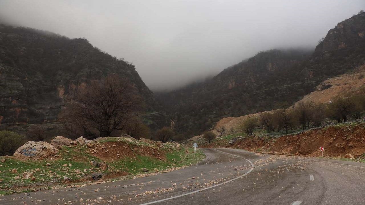 خسارت سیلاب به راه‎های روستایی طارم و الموت