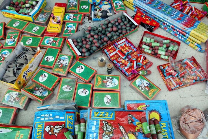 کشف بیش از ۷۵ هزار عدد انواع مواد محترقه در قروه کشف بیش از ۷۵ هزار عدد انواع مواد محترقه در قروه