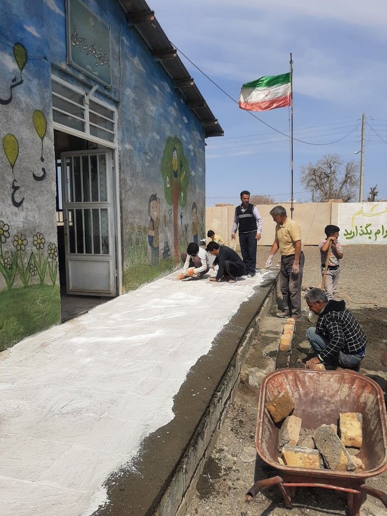 استقبال از بهار با مشارکت دانش آموزان و والدین در یک مدرسه روستایی کدکن