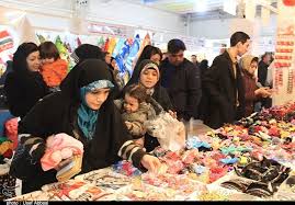 خانواده ها به همراه فرزندان در حال خرید