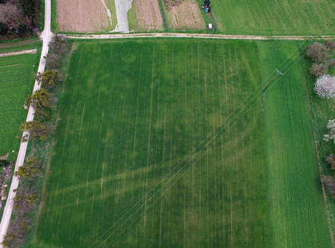 در تصویر هوایی، وجود خندق به صورت دو خط موازی کمرنگ مشخص است!
