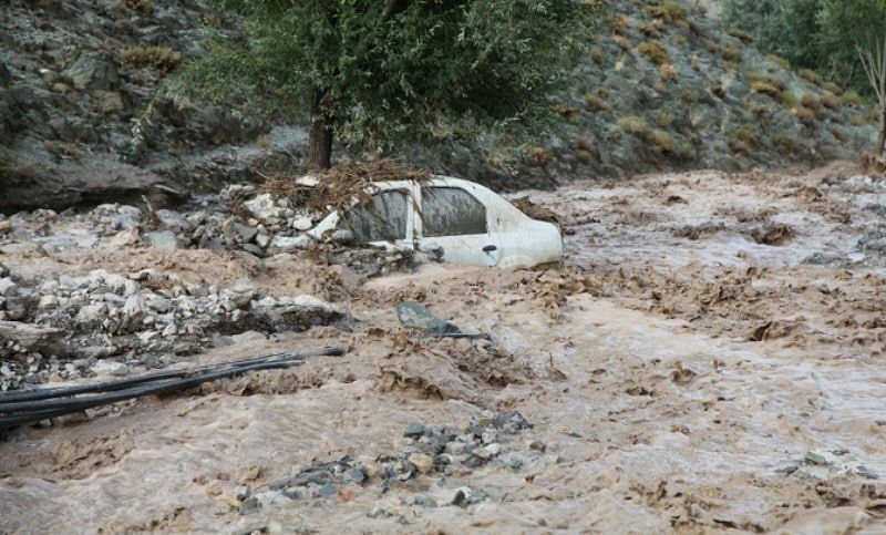 گرفتار شدن پنج خودرو در سیلاب رودخانههای طرقبه گرفتار شدن پنج خودرو در سیلاب رودخانههای طرقبه