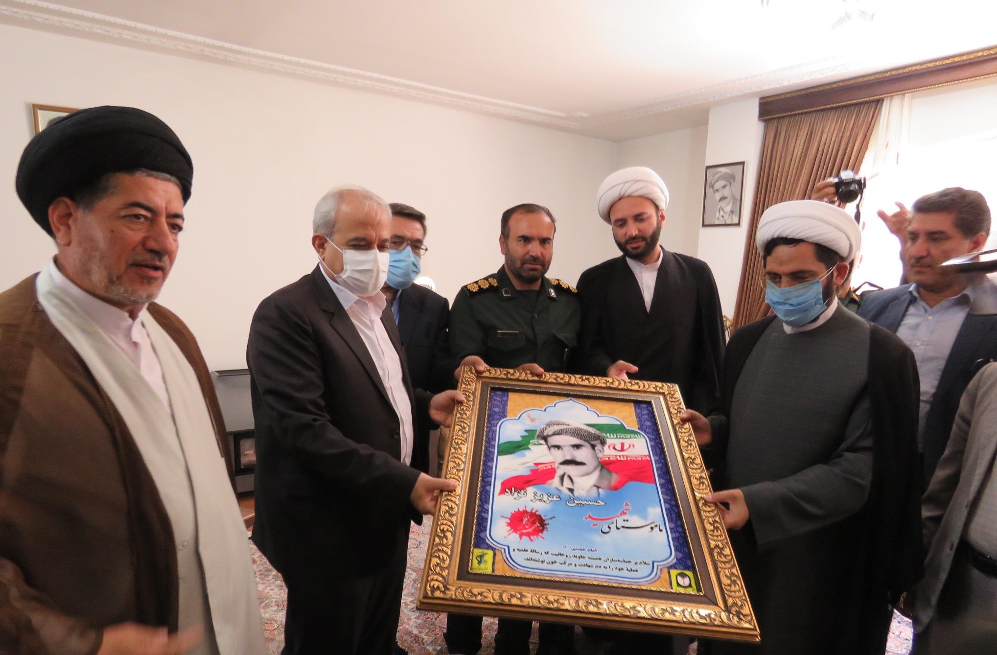 دیدار مسئولان با خانواده های معظم سه شهید روحانی در مهاباد