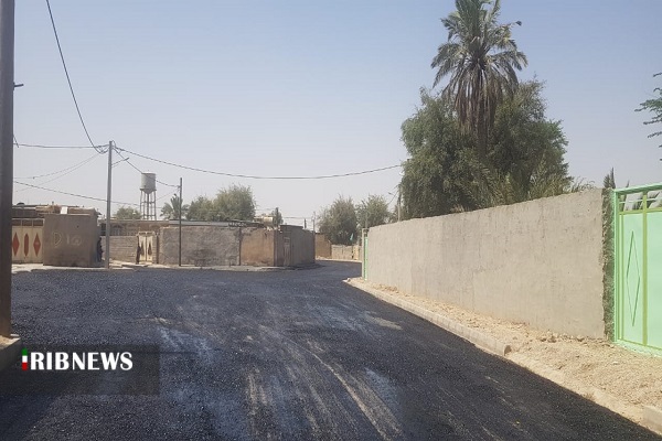 آغاز عملیات قیرپاشی و آسفالت معابر روستا‌های لنگر شوشتر