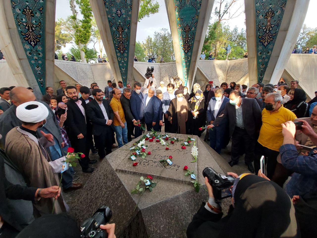 آرامگاه خیام نیشابوری گلباران شد آرامگاه خیام نیشابوری گلباران شد