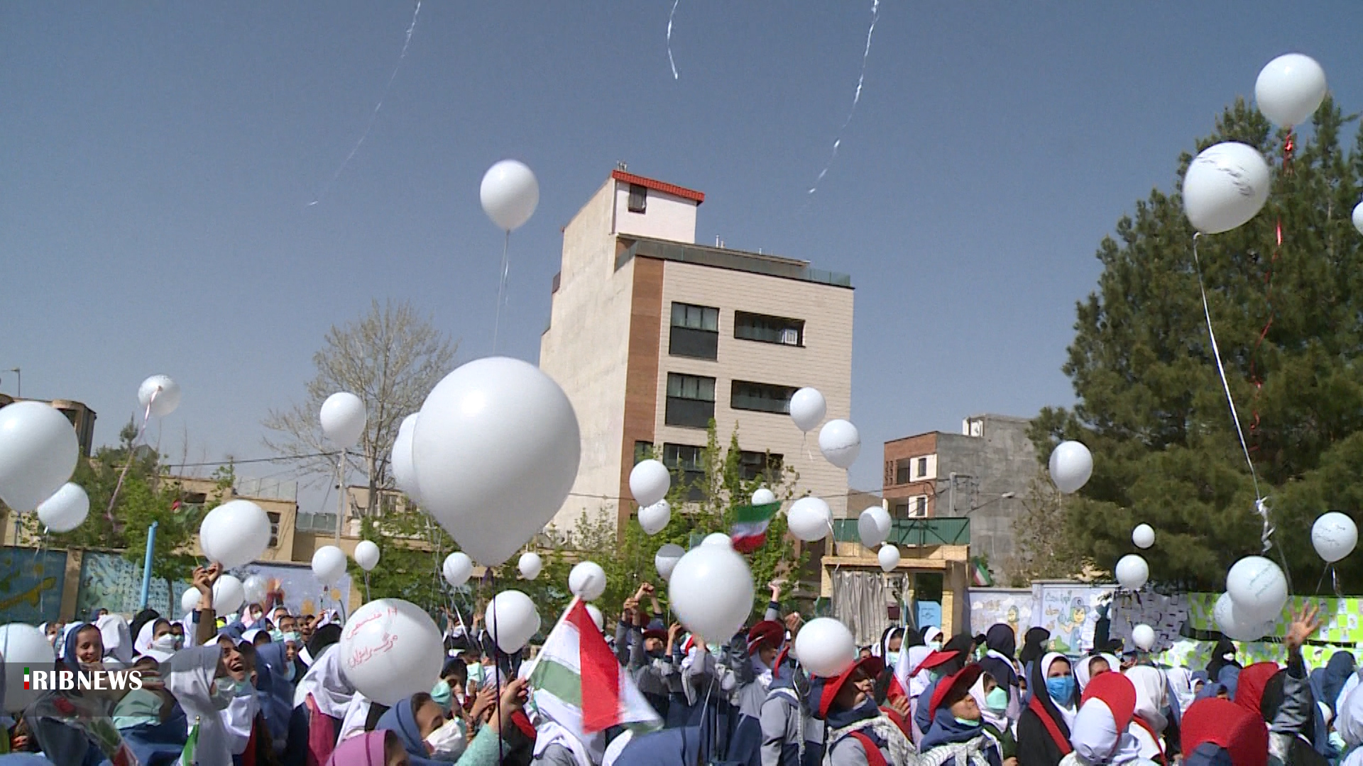 پرواز بادکنکهای دوستی دانش آموزان شهرکردی در حمایت از کودکان فلسطینی + فیلم پرواز بادکنکهای دوستی دانش آموزان شهرکردی در حمایت از کودکان فلسطینی + فیلم