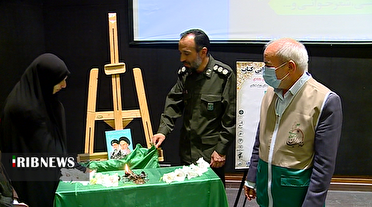 آئین رونمایی از کتاب امام راحل(ره) به روایت سیدعلی خامنه ای آئین رونمایی از کتاب امام راحل(ره) به روایت سیدعلی خامنه ای