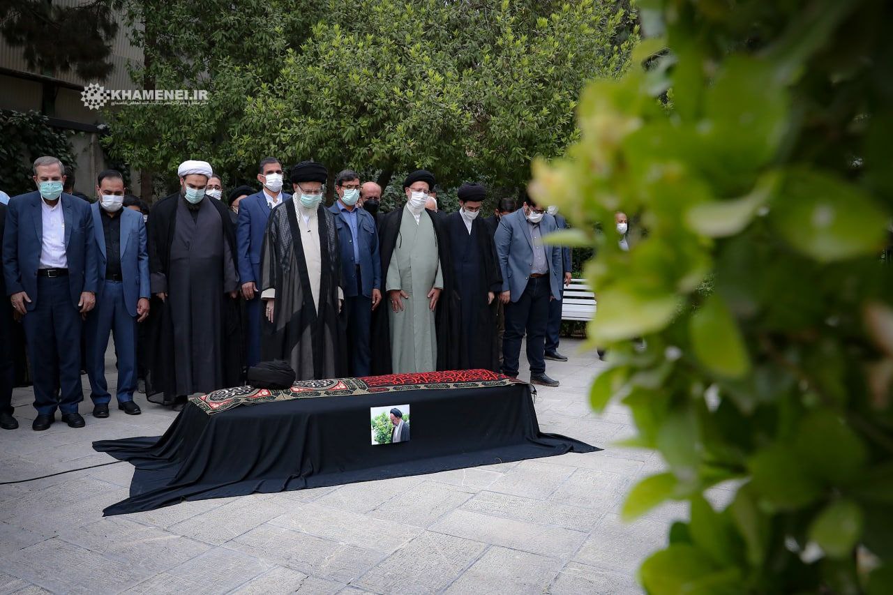 رهبر انقلاب بر پیکر حجت الاسلام و المسلمین دعائی نماز اقامه کردند