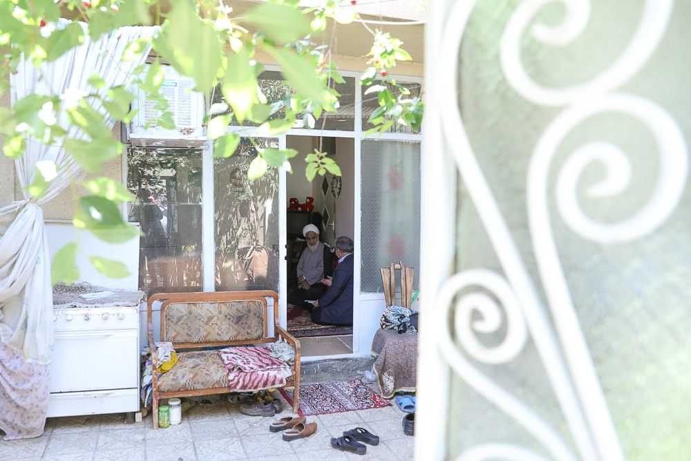 دیدار نماینده ولی فقیه با سه خانواده نیازمند در قزوین