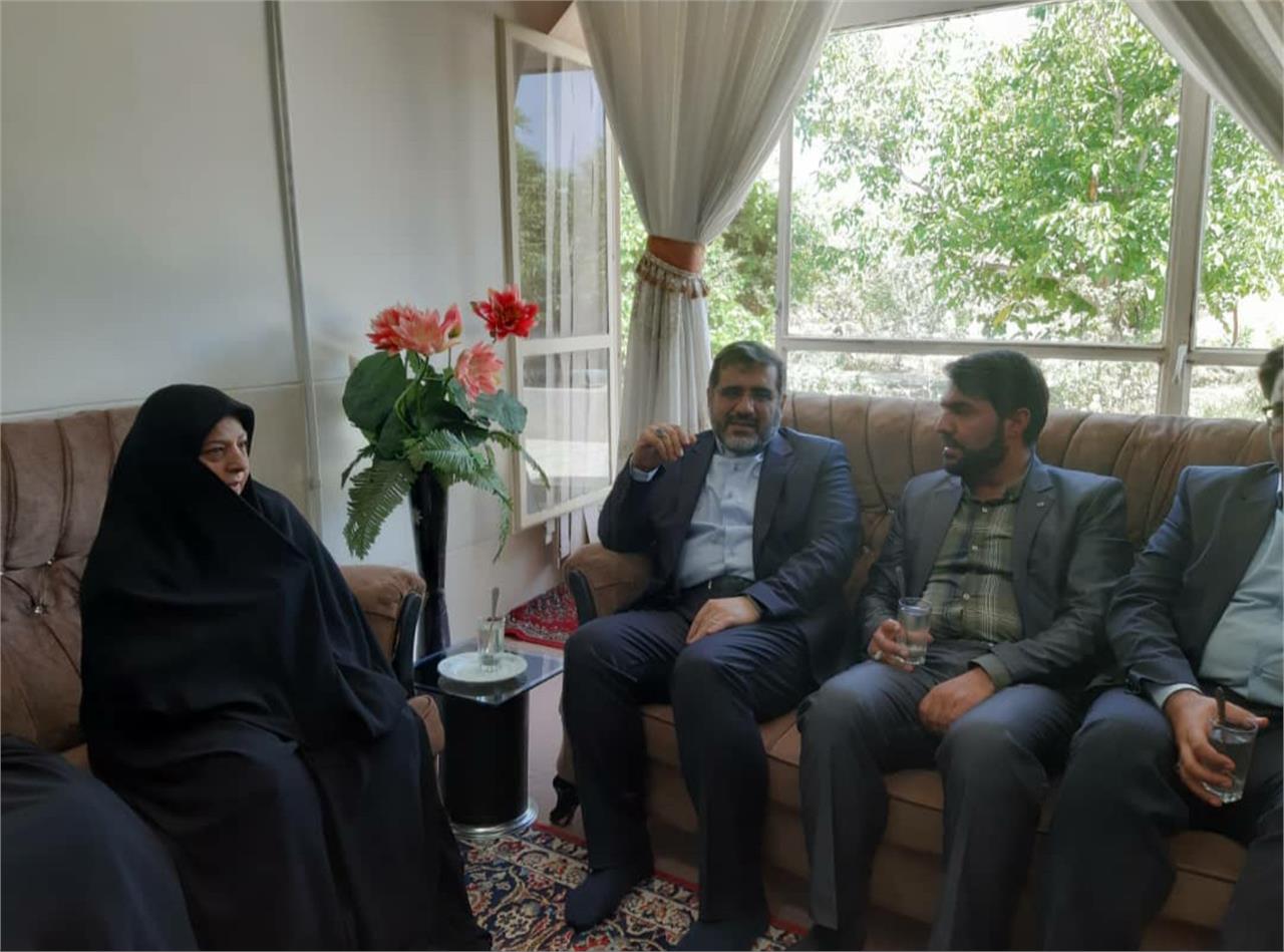 تجلیل وزیر ارشاد از خانواده شهید تازه تفحص شده دهقانی پوده