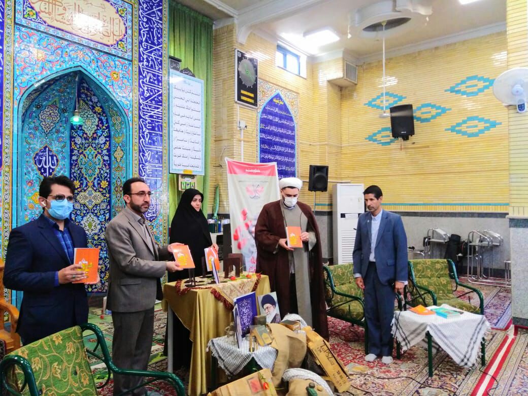 رونمایی از کتاب همراهان جنگ در مشهد