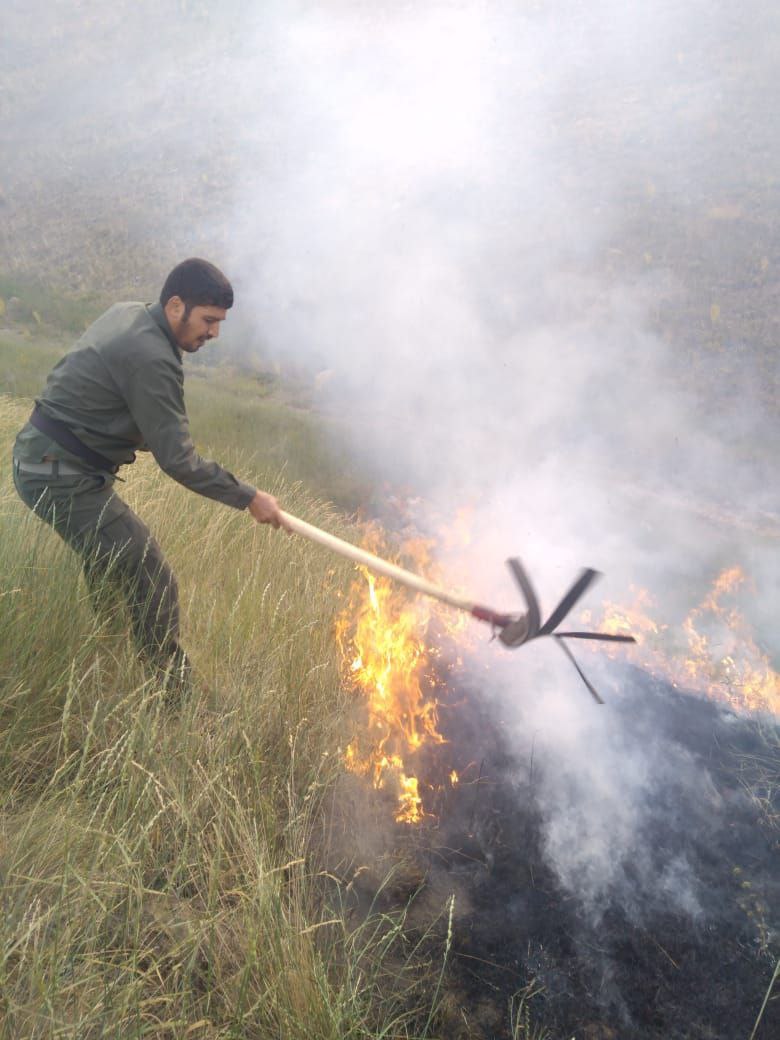 آتش در جان یک هکتار از مراتع پارک ملی تندوره آتش در جان یک هکتار از مراتع پارک ملی تندوره