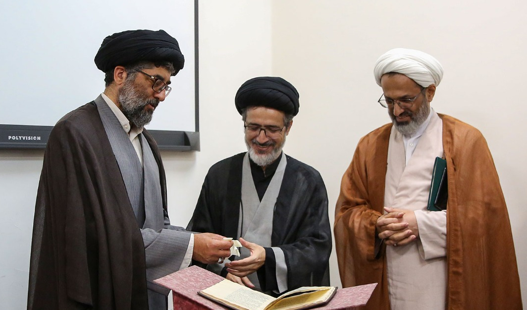 رونمایی از نسخه خطی ۴۰۰ ساله مقتل لهوف در حرم مطهر رضوی رونمایی از نسخه خطی ۴۰۰ ساله مقتل لهوف در حرم مطهر رضوی