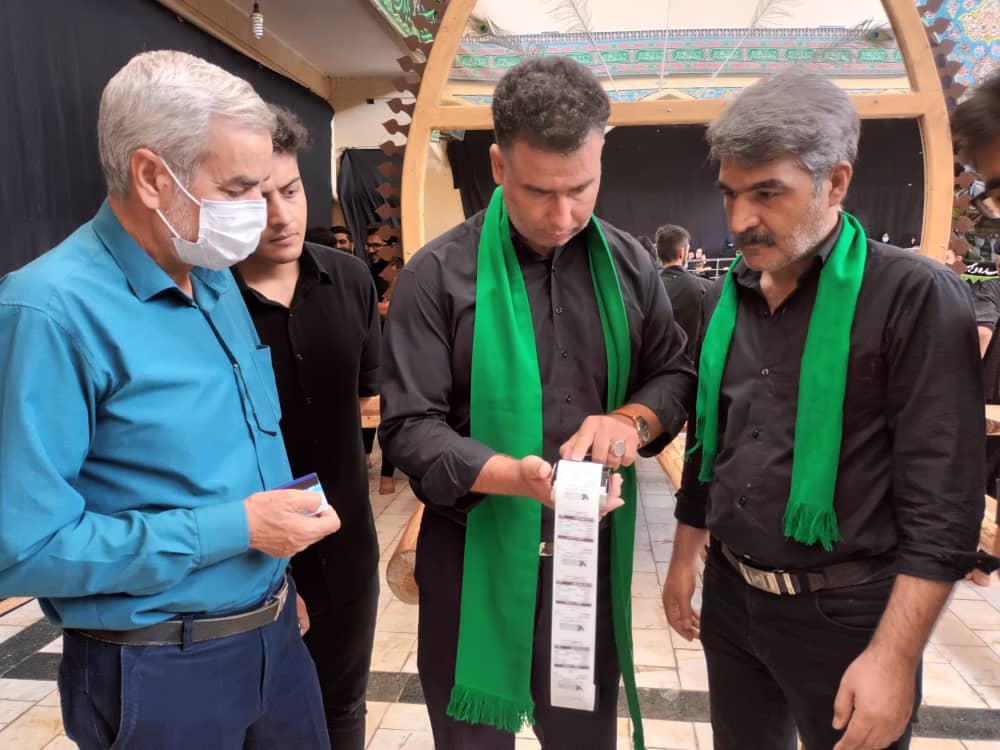 بازگشت مادر به خانواده با گلریزان عزاداران حسینی بازگشت مادر به خانواده با گلریزان عزاداران حسینی