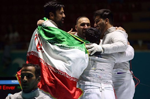 شمشیربازی قونیه ۲۰۲۱، نشان طلای سابر تیمی بر سینه مردان ایران