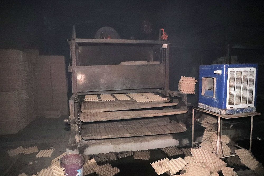 مهار حریق در کارگاه تولید شانه های کاغذی تخم مرغ در مشهد