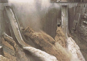 بازشدن دریچه تحتانی سد استقلال میناب