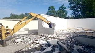 تخریب ساختمان غیرمجاز در زمین‌های ساحلی خشکبیجار