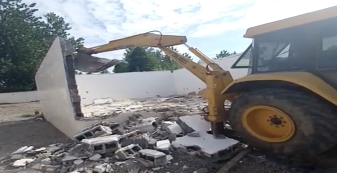 تخریب ساختمان غیرمجاز در زمین‌های ساحلی خشکبیجار