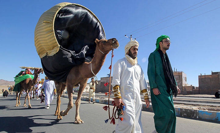 حرکت کاروان نمادین حسینی در شهر سندرک حرکت کاروان نمادین حسینی در شهر سندرک