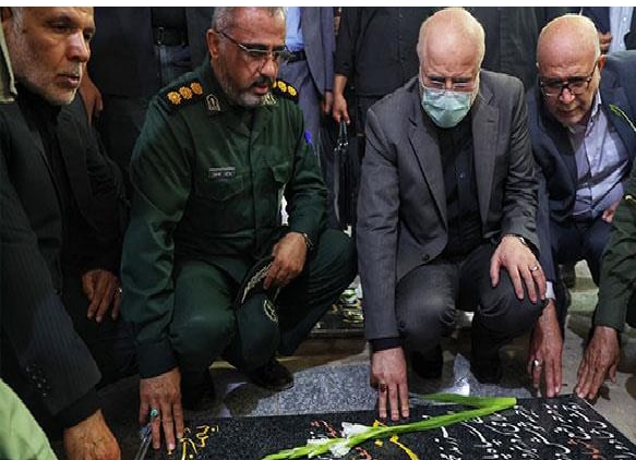 رئیس مجلس شورای اسلامی و مجمع نمایندگان استان با حضور در گلزار شهدای دلوار به مقام شامخ شهدا ادای احترام کردند.