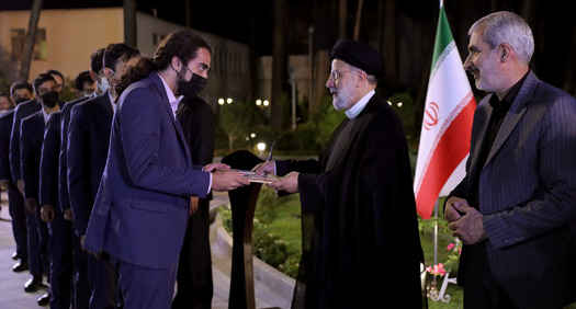 زمینه جذب، اشتغال، رشد و شکوفایی نخبگان فراهم شود