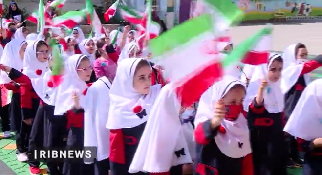 دختران کلاس اولی در مدرسه