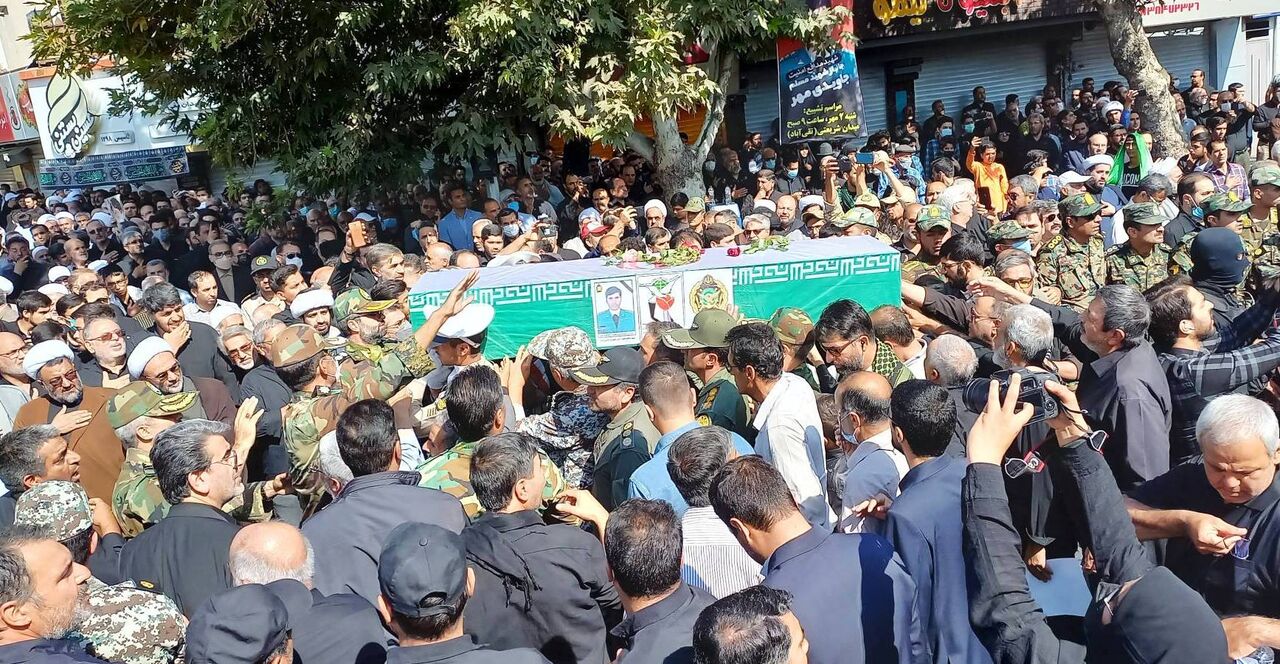 آغاز آیین تشییع شهدای امنیت در مشهد با حضور گسترده مردم آغاز آیین تشییع شهدای امنیت در مشهد با حضور گسترده مردم