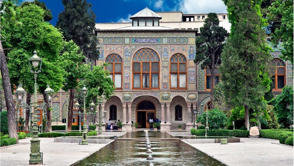 هرس درختان کاخ گلستان با قدمت بیش از ۱۰۰ سال