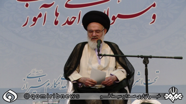 عمامه گذاری جمعی از طلاب به دست آیت الله مکارم شیرازی