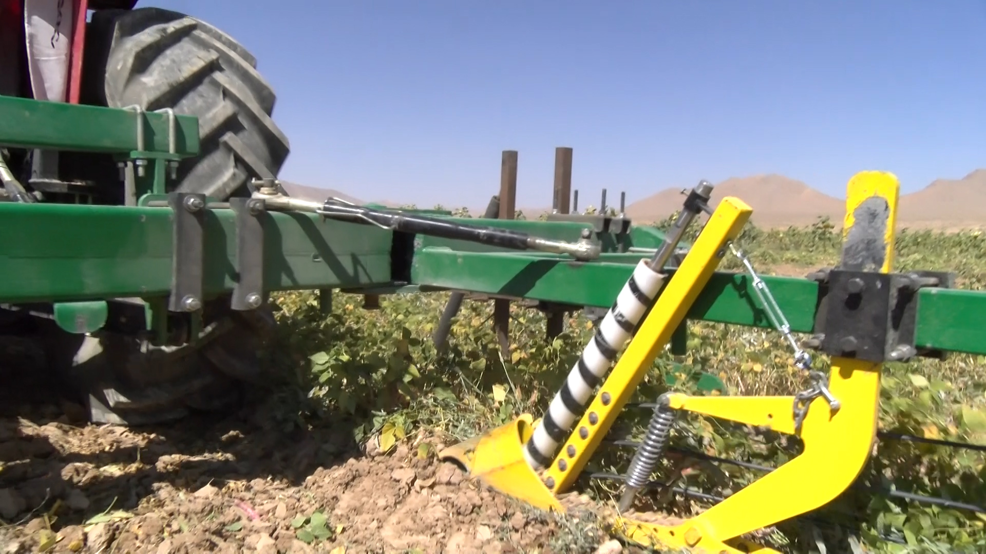 ساخت نخستین دستگاه نیمه مکانیزه برداشت حبوبات در بروجن