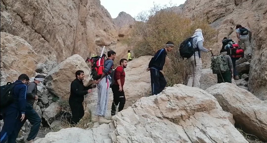 دو تیم تخصصی از کوه نوردان سپاه الغدیر یزد با هدف آمادگی جسمانی قله شیرکوه را فتح کردند. دو تیم تخصصی از کوه نوردان سپاه الغدیر یزد با هدف آمادگی جسمانی قله شیرکوه را فتح کردند.