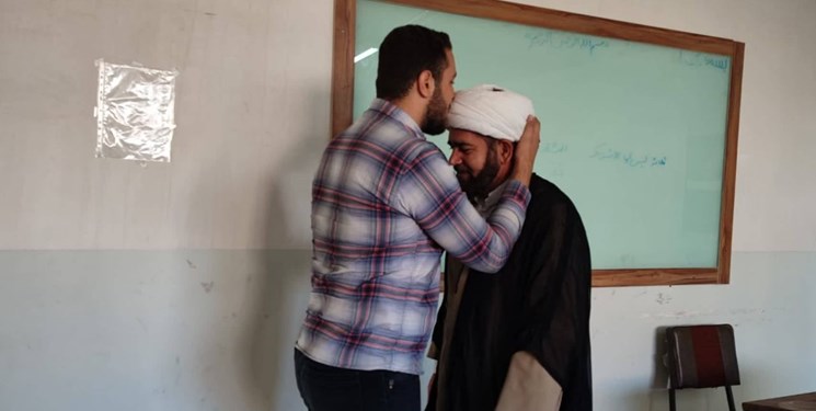 عمامه‌بوسی جوانان پاسخی به اهانت‌ها به ساحت روحانیت