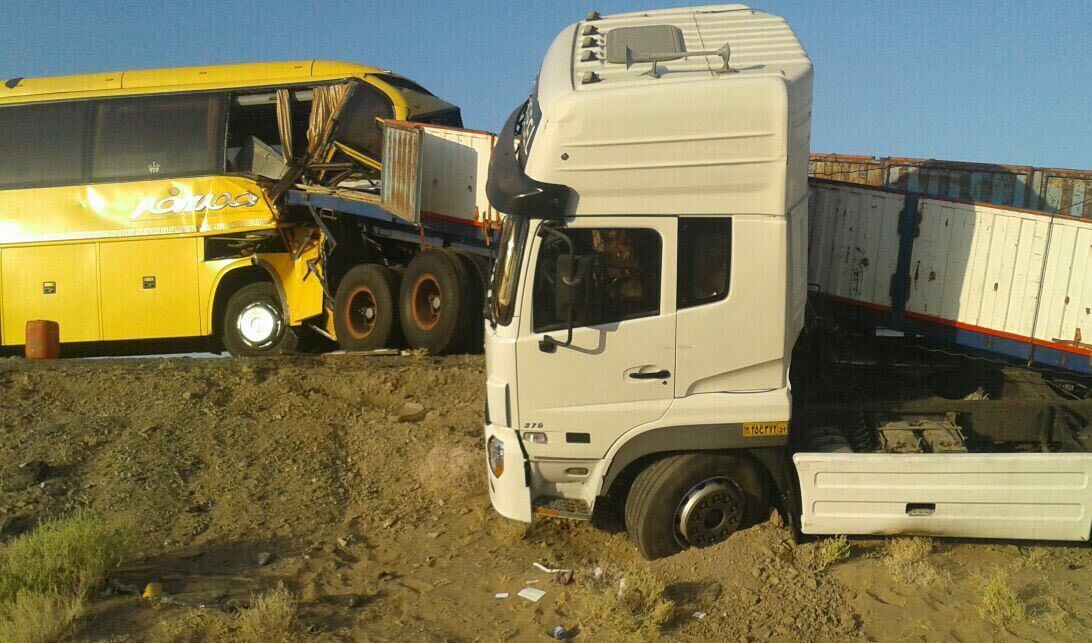 امدادرسانی هلال احمر به ۲۵ حادثه دیده تصادف اتوبوس با تریلر