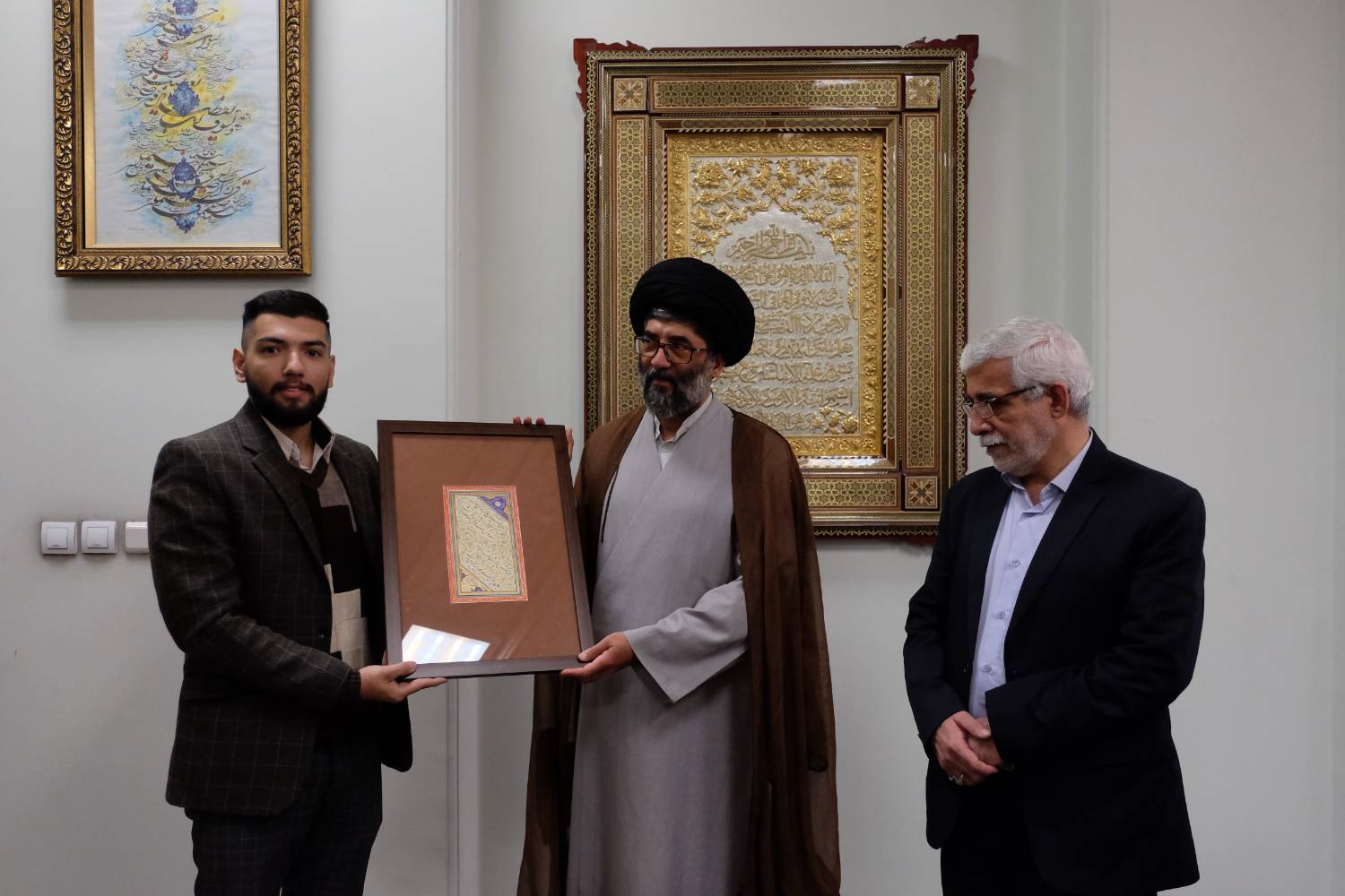 اهدای اثر هنری هنرمند جوان مشهدی به موزه رضوی