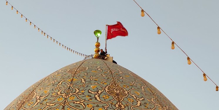 اهتزاز پرچم سرخ  یالثارات الحسین به نشانه انتقام بر فراز گنبد شاهچراغ (ع)