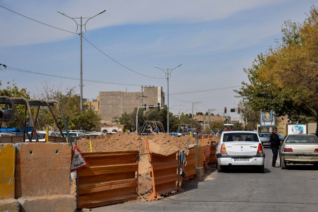 معابر کنده کاری شده و چالههای دردسر آفرین در قلب شهر یزد معابر کنده کاری شده و چالههای دردسر آفرین در قلب شهر یزد